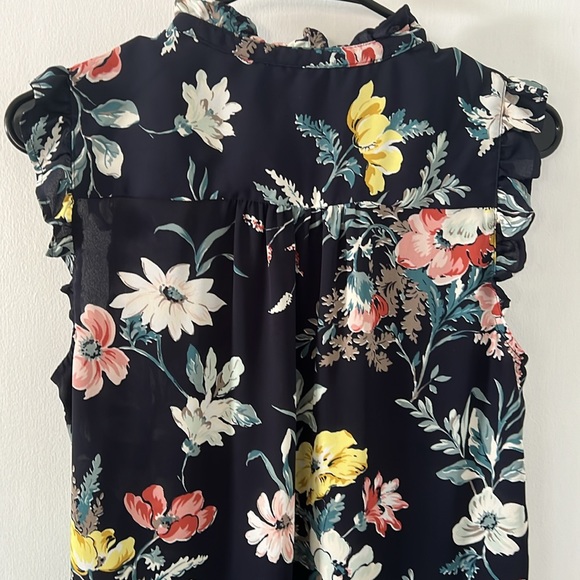 Loft size medium petite. Cap sleeve blouse in navy blue with floral pattern - Picture 5 of 6
